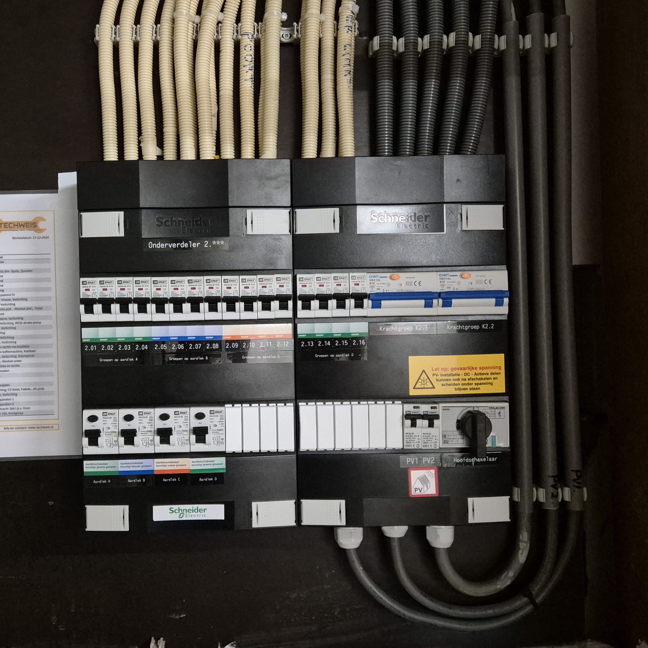Nieuwe veilige groepenkast met groepenverklaring. Per viergroepen is er ééna ardlek. Ook de krachtstroomgroepen hebben een aardlekbeveiliging..